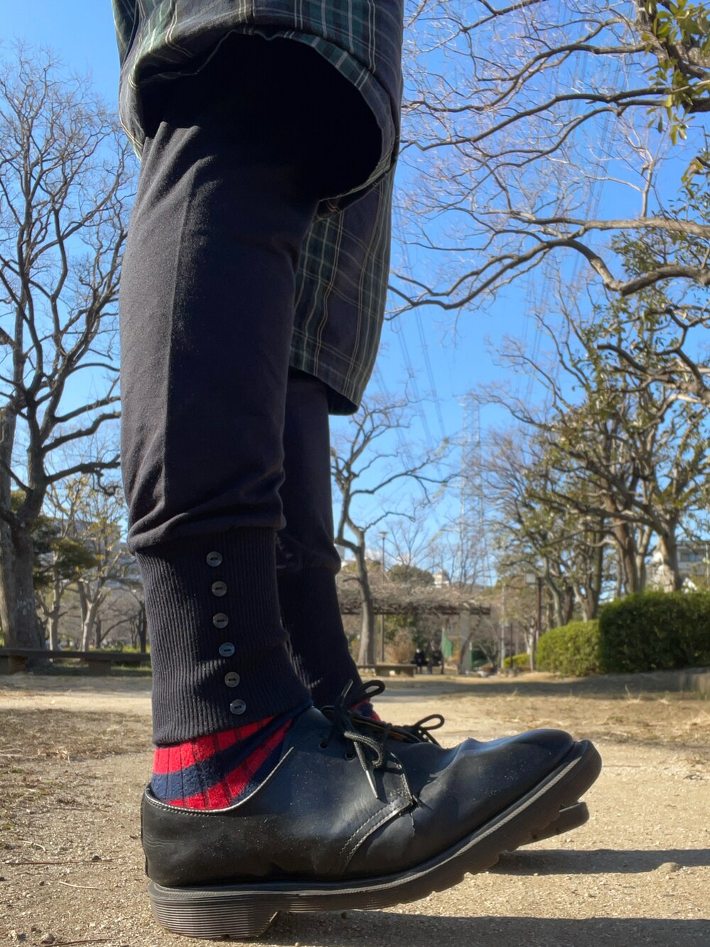 グリーン系のその他パンツ、ブラック系のその他シューズ、グリーン系のベストを着用したメンズの冬コーディネートの5枚目の写真