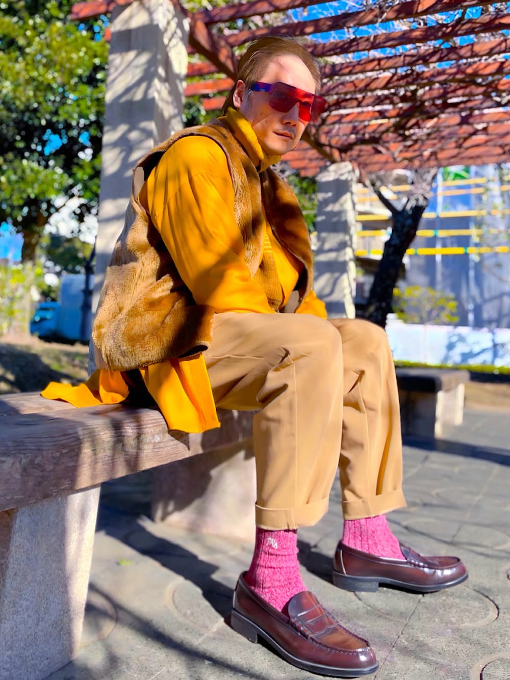 イエロー系のニット/セーター、イエロー系のシャツ/ブラウス、ベージュ系のスラックスを着用したメンズの冬コーディネートの3枚目の写真