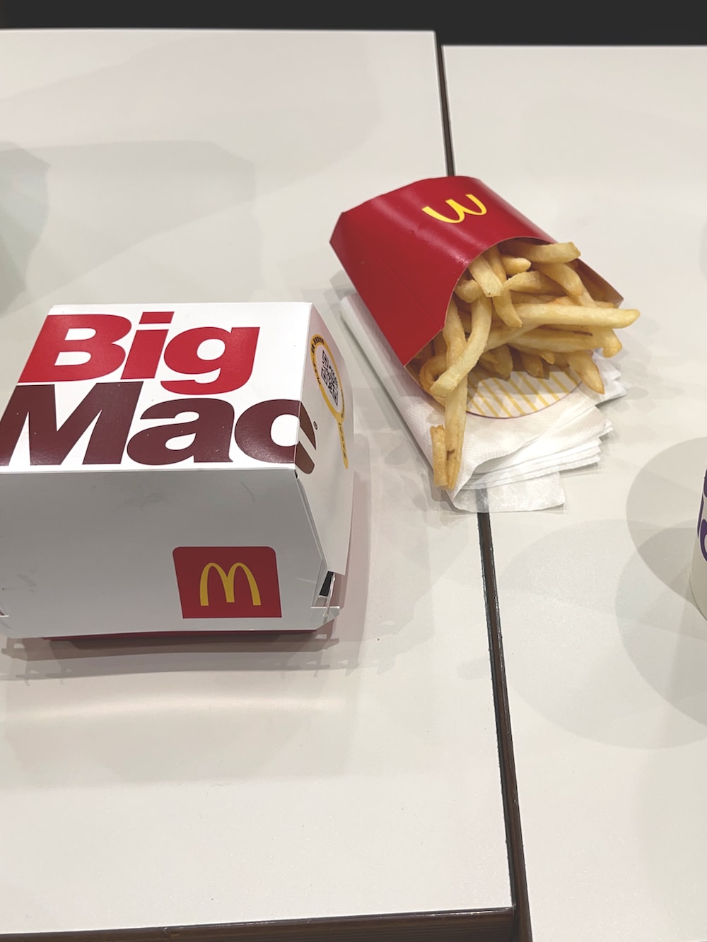 ベージュ系のトレンチコート、ブルー系のデニムパンツ、ブラック系のその他シューズを着用したメンズの秋コーディネートの2枚目の写真