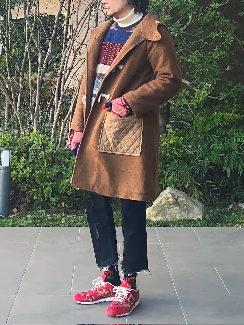 グリーン系のダッフルコート、その他のニット/セーター、ブラック系のデニムパンツを着用したメンズの春コーディネートの2枚目の写真