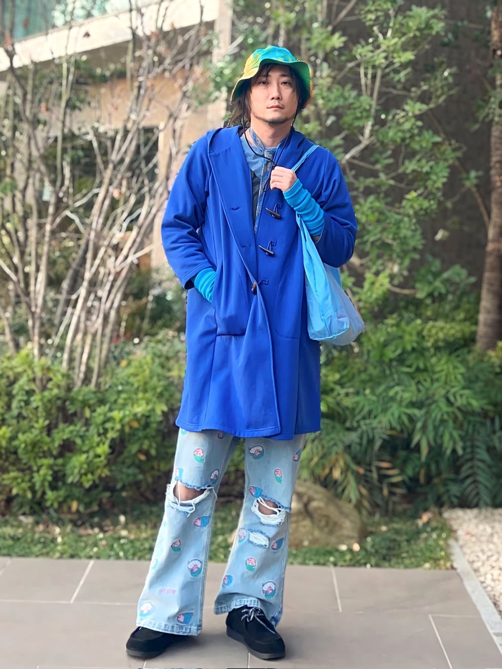 ブルー系のネクタイ、グレー系のTシャツ/カットソー、ブルー系のデニムパンツを着用したメンズの春コーディネートの3枚目の写真