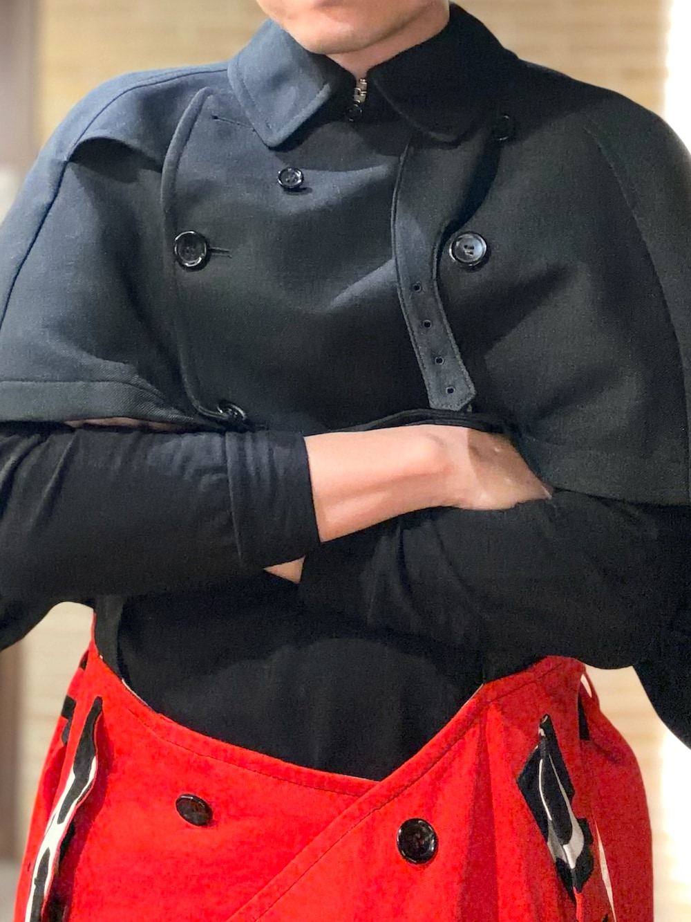 ブルー系のその他パンツ、ブラック系のドレスシューズ、ブラック系のジャケット/アウターを着用したメンズの冬コーディネートの3枚目の写真