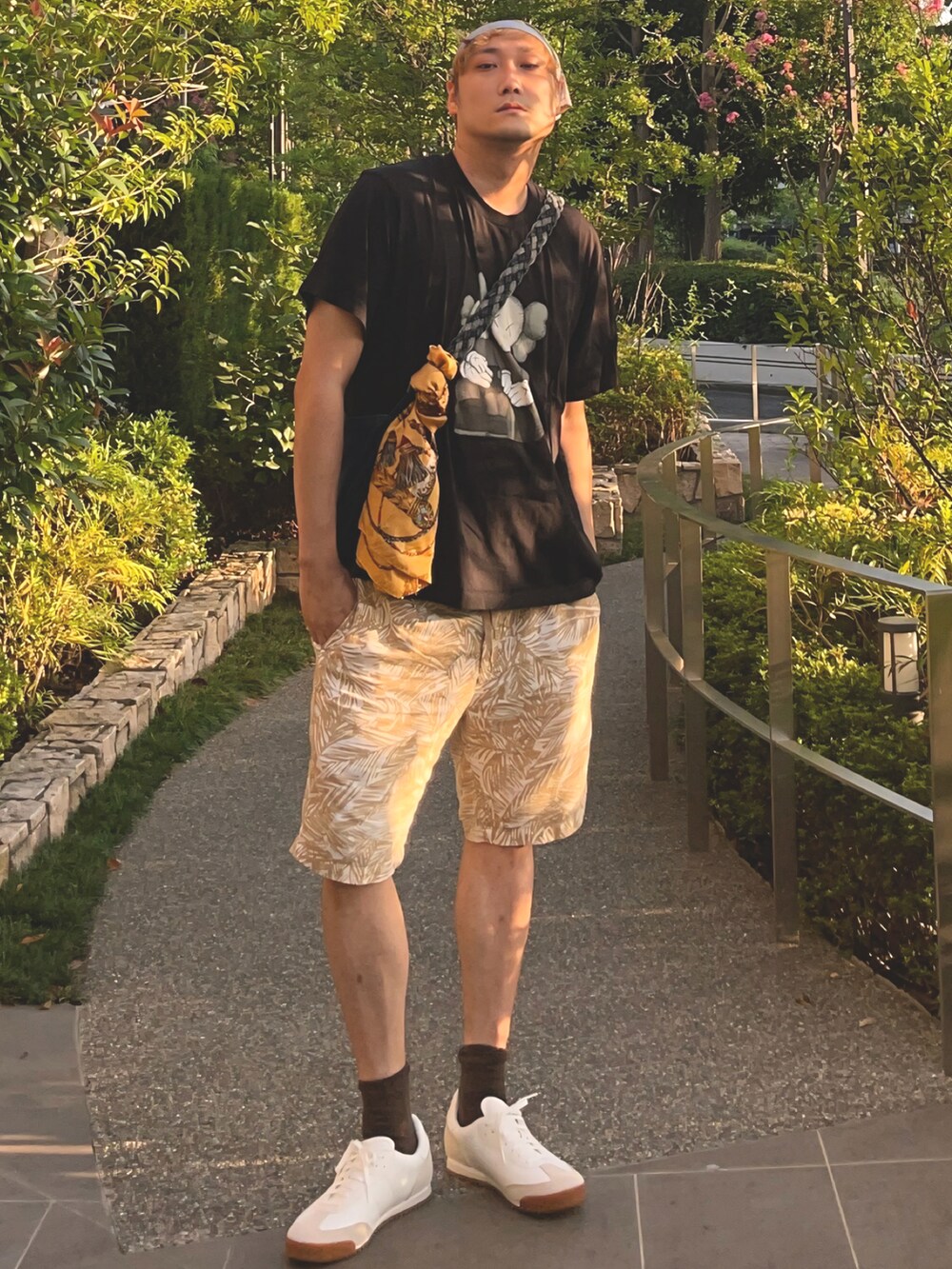 「ブラウン、Tシャツ、おでかけコーデ、スニーカーコーデ、スニーカー、スカーフ、ショルダーバッグ、ユニクロ、UNIQLO、夏コーデ、アウトドアスタイル、古着MIX、プリントT、プチプラ」｜「BURBERRYのアイテム（バンダナ/スカーフ、ブルー系）」を使った、まっちゃんさん（骨格ナチュラル・メンズ・183cm）の秋コーディネートの2枚目の写真