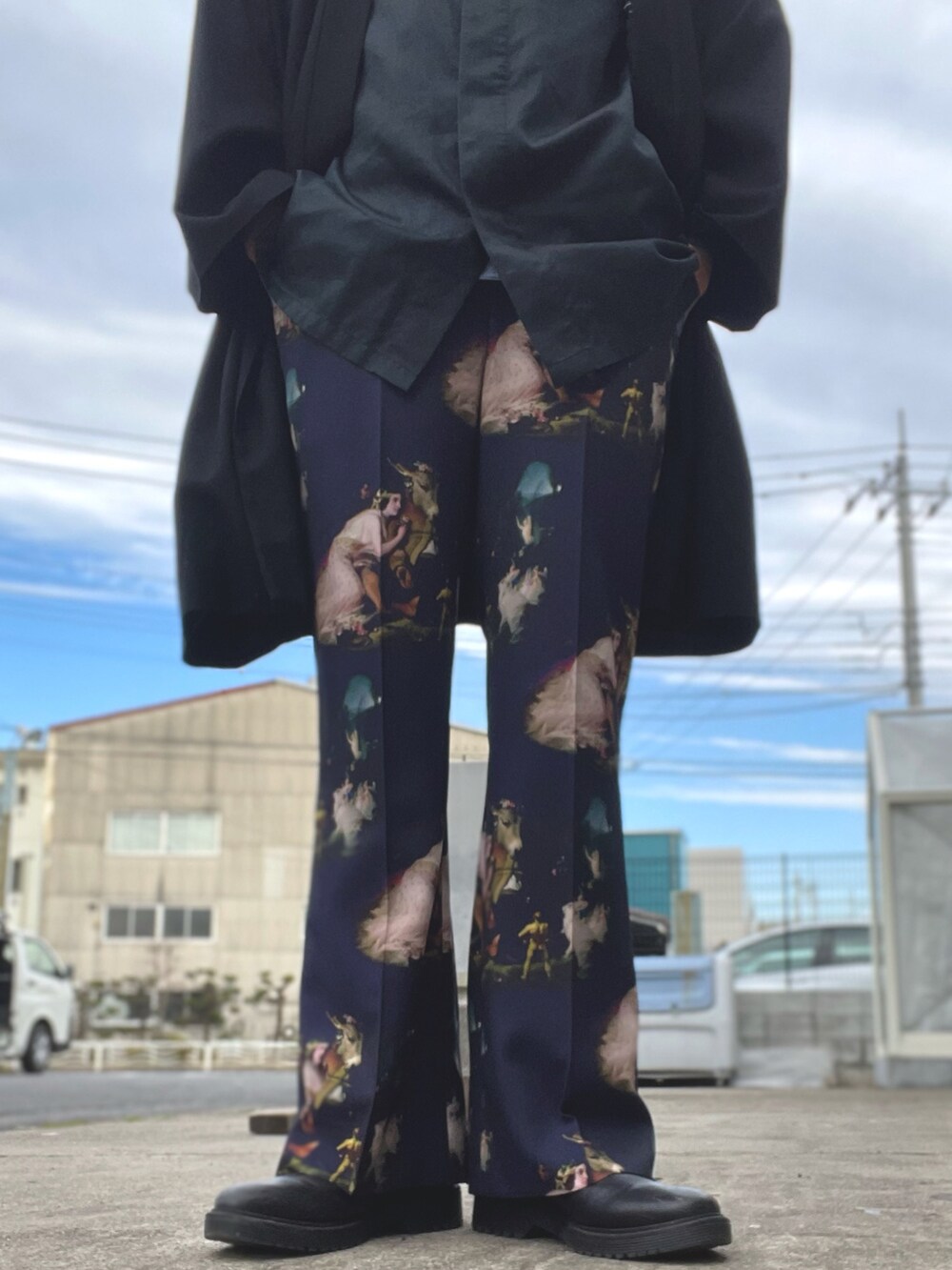 ブラック系のカーディガン/ボレロ、ブラック系のノーカラージャケット、ブラック系のブーツを着用したメンズの冬コーディネートの5枚目の写真