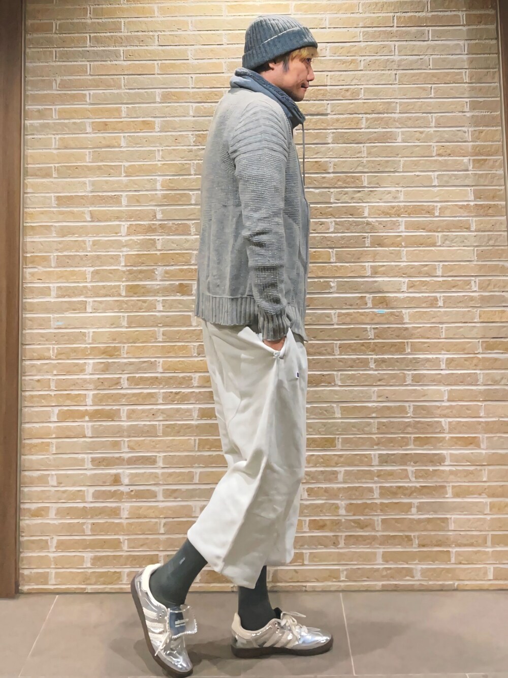 ホワイト系のスウェットパンツ、シルバー系のスニーカーを着用したメンズの秋コーディネートの2枚目の写真