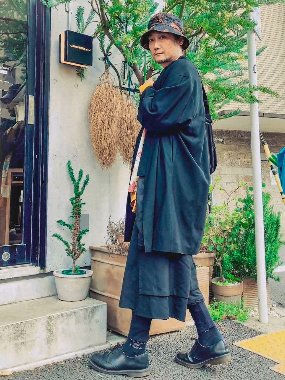 ベージュ系のシャツ/ブラウス、イエロー系のシャツ/ブラウス、ブラック系のノーカラージャケットを着用したメンズの春コーディネートの2枚目の写真