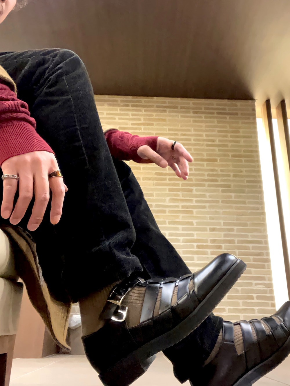 グリーン系のダッフルコート、ブラック系のニット/セーター、ブラック系のパンツを着用したメンズの冬コーディネートの4枚目の写真