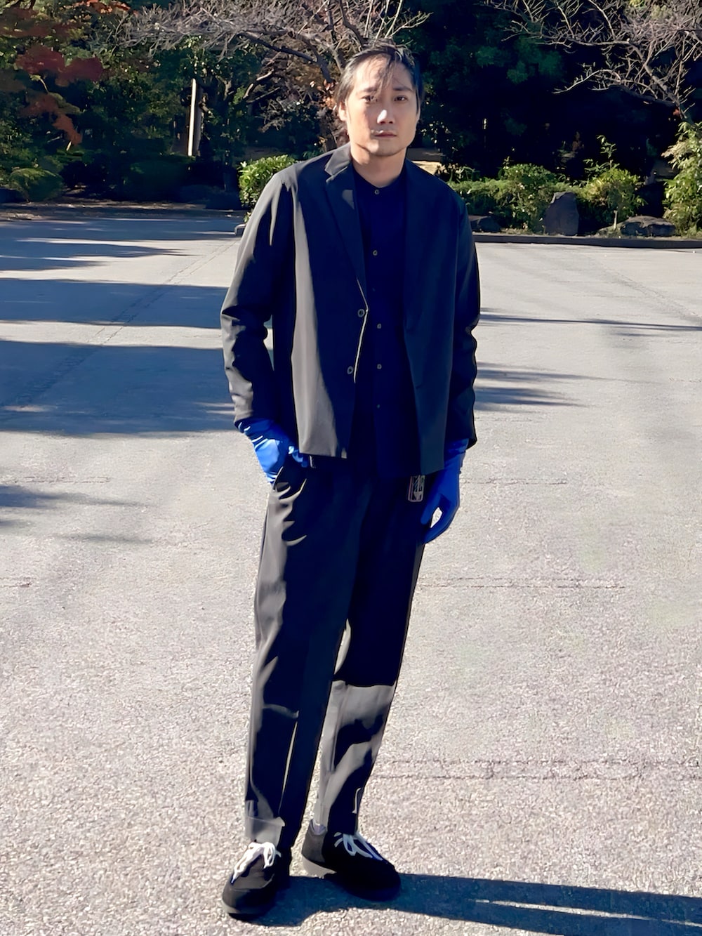 ブルー系のシャツ/ブラウス、グレー系のセットアップ、グレー系のスラックスを着用したメンズの冬コーディネートの4枚目の写真