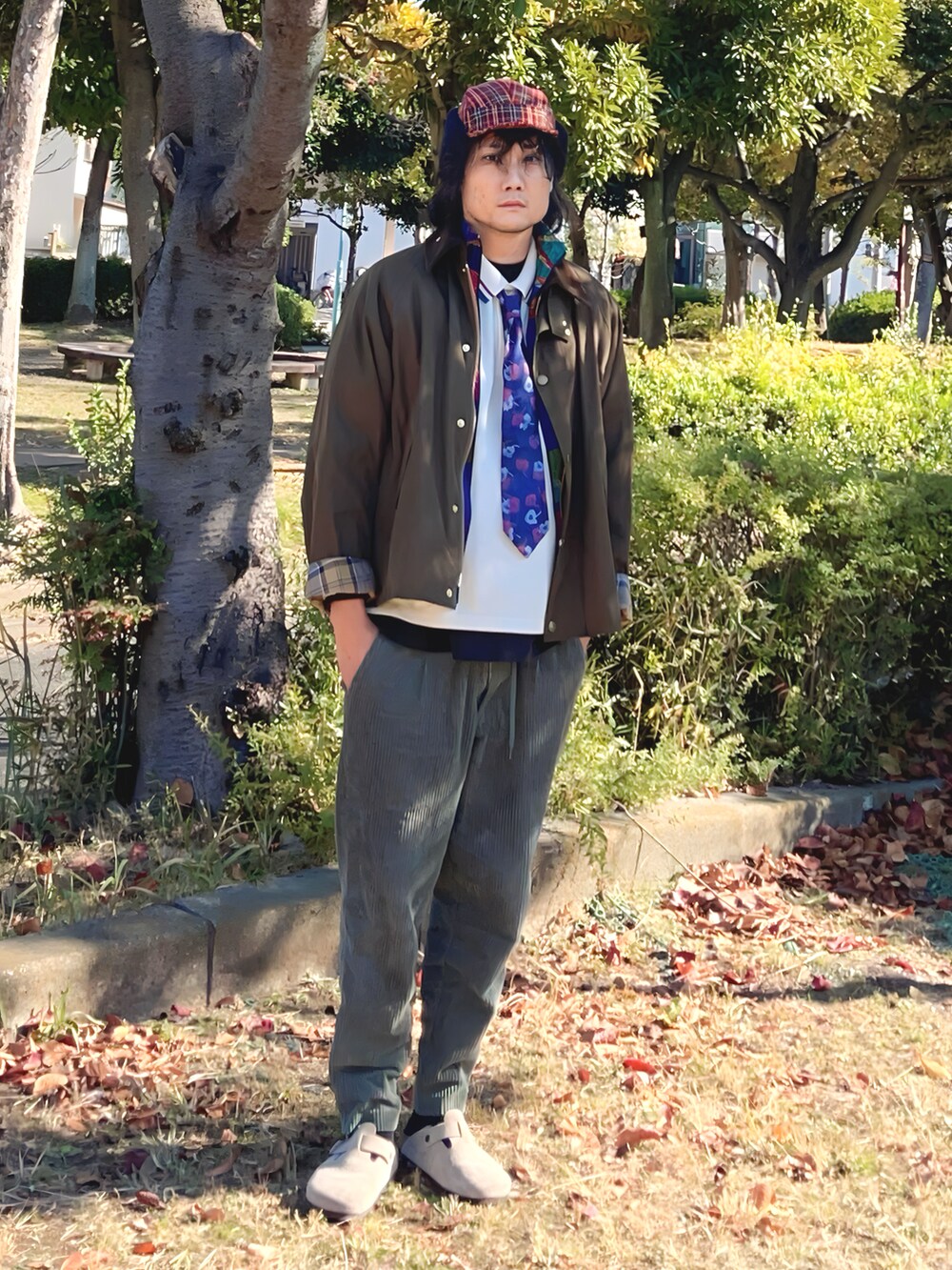 ブラック系のTシャツ/カットソー、ホワイト系のポロシャツ、その他のブルゾンを着用したメンズの冬コーディネートの3枚目の写真