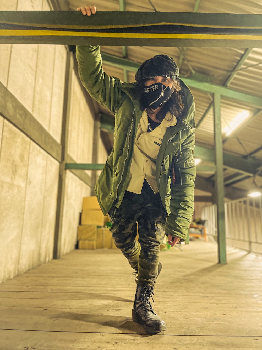 グリーン系のモッズコート、ホワイト系のシャツ/ブラウス、グリーン系のカーゴパンツを着用したメンズの冬コーディネートの4枚目の写真