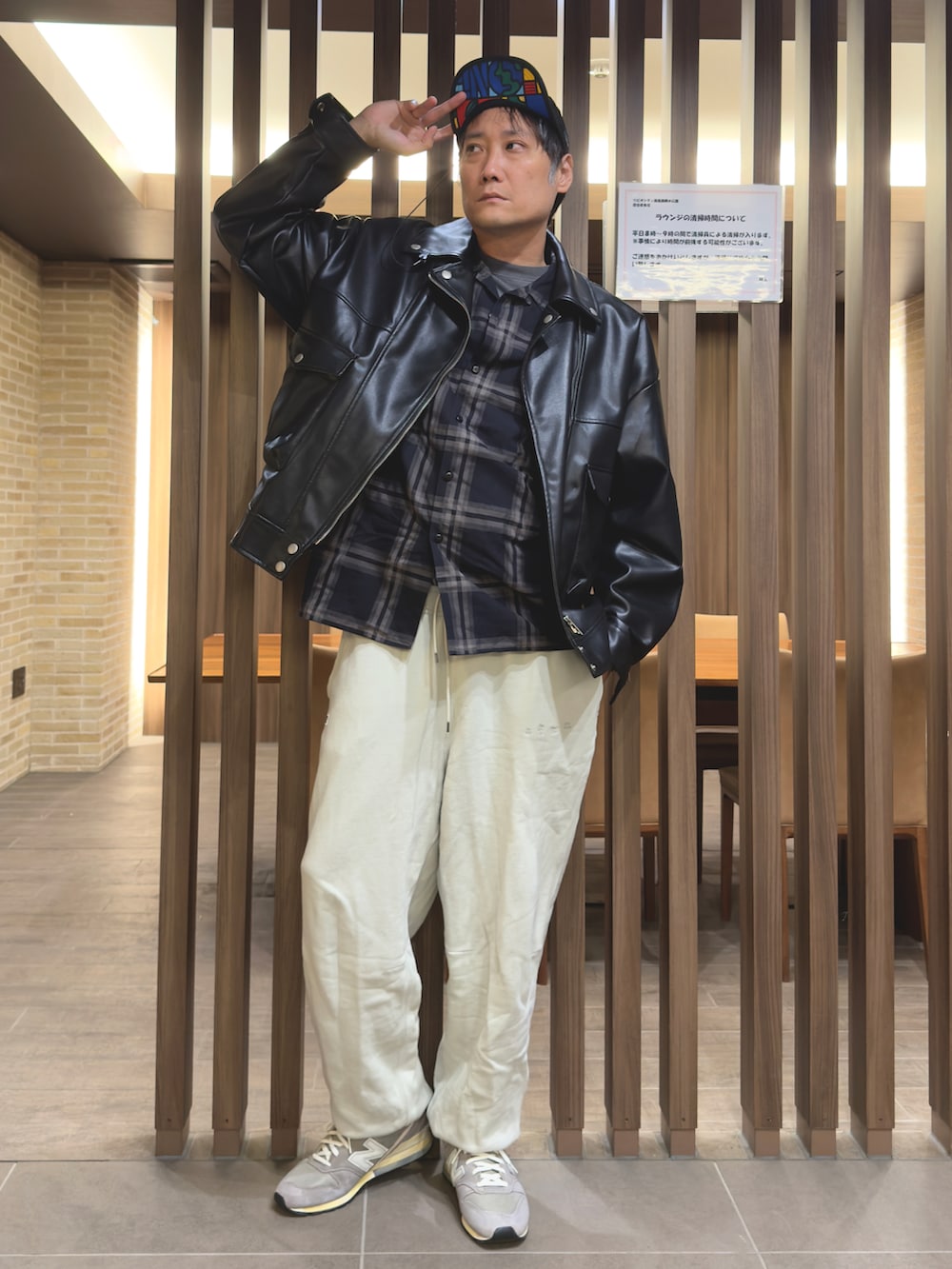 ブラック系のライダースジャケット、ブラック系のTシャツ/カットソー、ホワイト系のスウェットパンツを着用したメンズの秋コーディネートの3枚目の写真