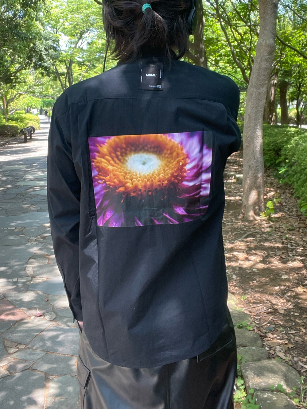 ブラック系のシャツ/ブラウス、ブラック系のその他パンツ、ブラック系のスニーカーを着用したメンズの春コーディネートの3枚目の写真