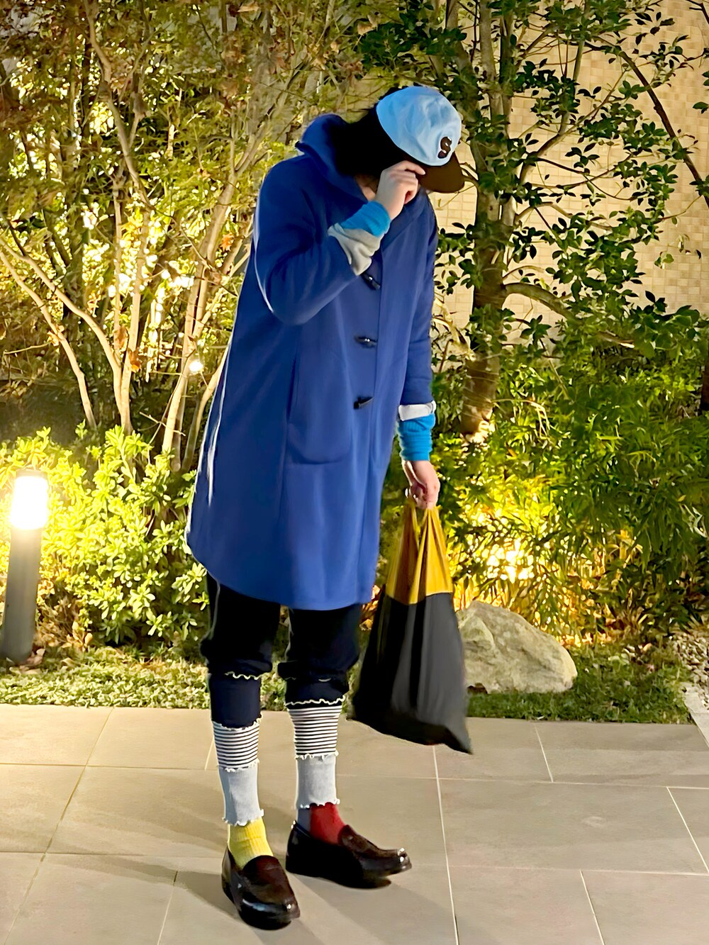 ホワイト系のTシャツ/カットソー、その他のトートバッグ、ブラウン系のローファーを着用したメンズの冬コーディネートの3枚目の写真