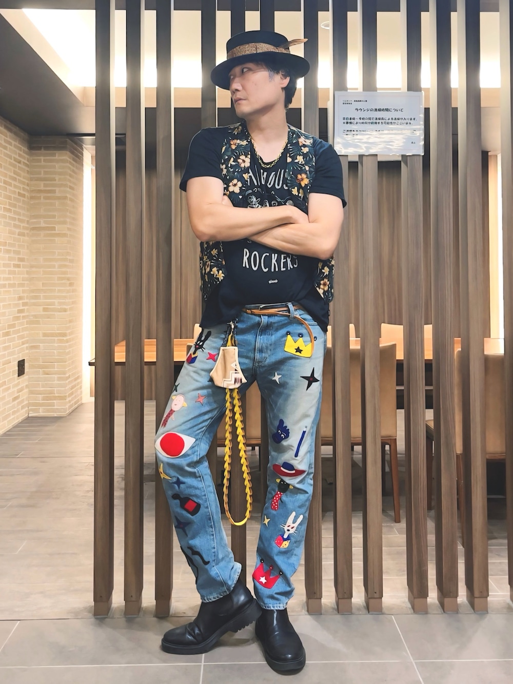 ブルー系のデニムパンツ、ブラック系のTシャツ/カットソー、グリーン系のベストを着用したメンズの秋コーディネートの3枚目の写真