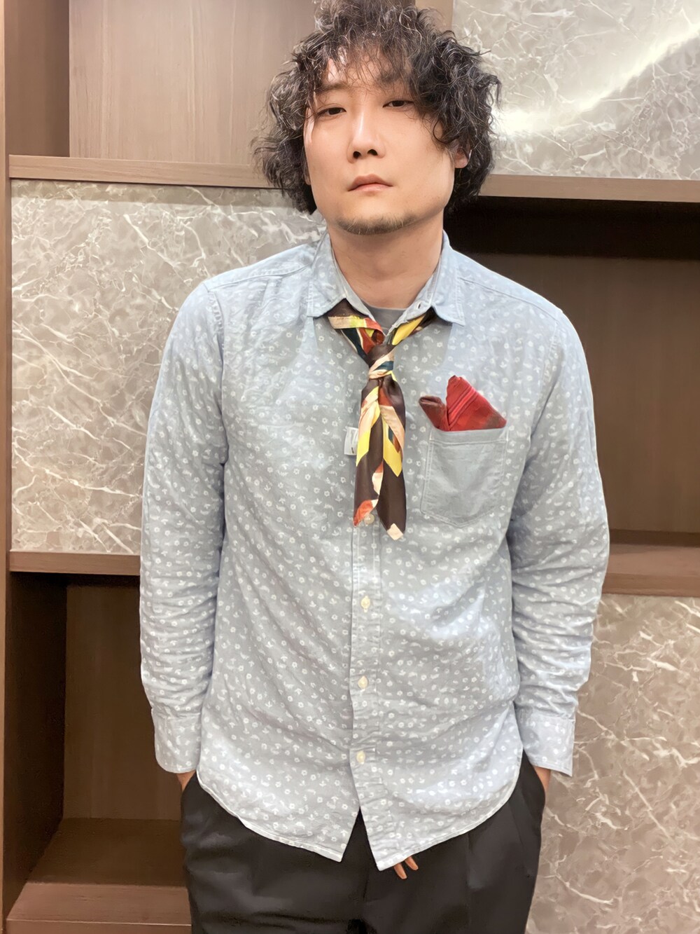 ブルー系のシャツ/ブラウス、グレー系のスラックス、ブラウン系のローファーを着用したメンズの春コーディネートの2枚目の写真