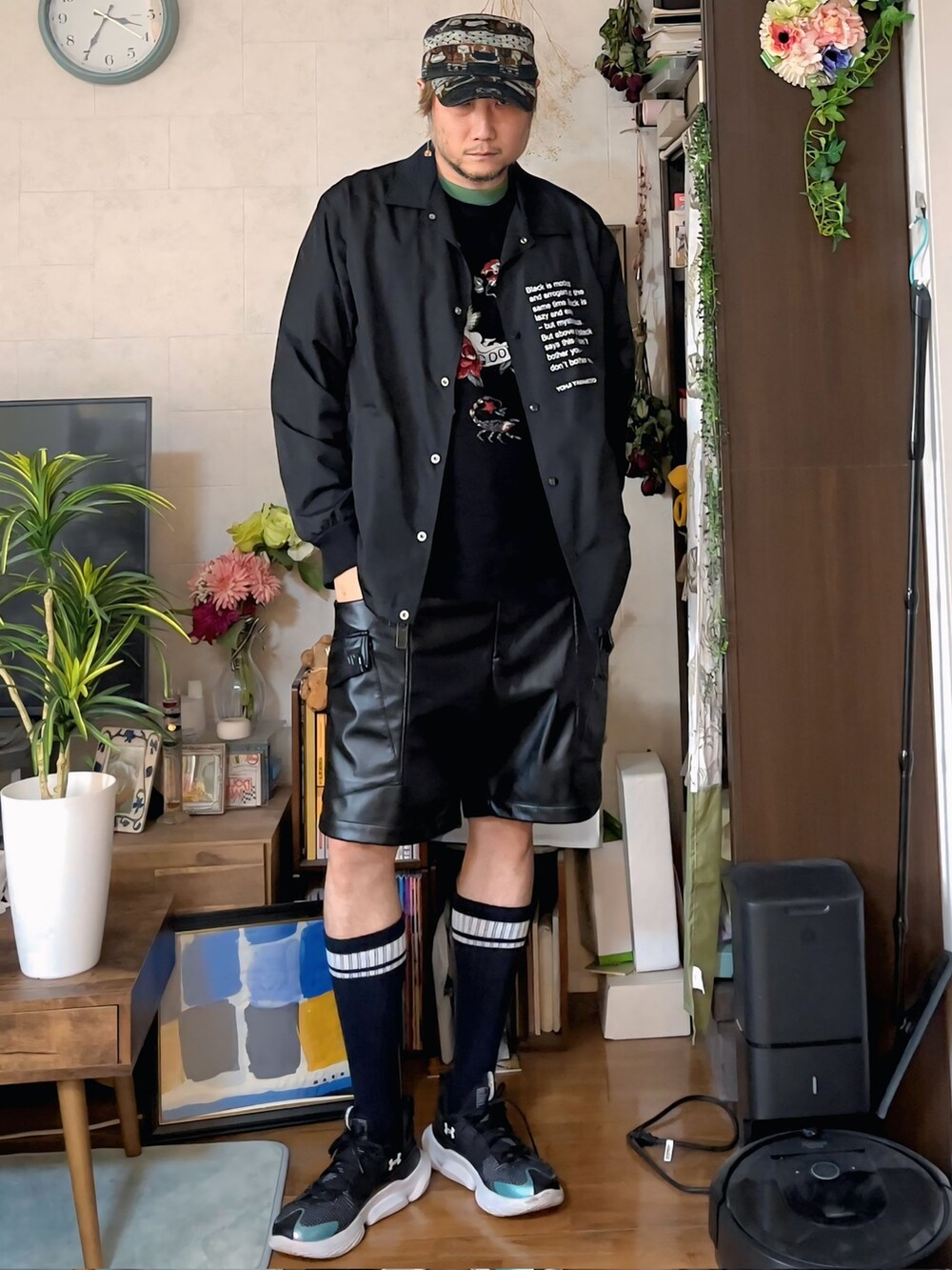 ブラック系のナイロンジャケット、ブルー系のTシャツ/カットソー、ブラック系のTシャツ/カットソーを着用したメンズの春コーディネートの2枚目の写真