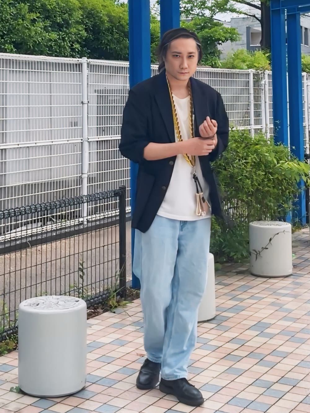 ホワイト系のTシャツ/カットソー、ブルー系のデニムパンツ、ブラック系のその他シューズを着用したメンズの夏コーディネートの3枚目の写真