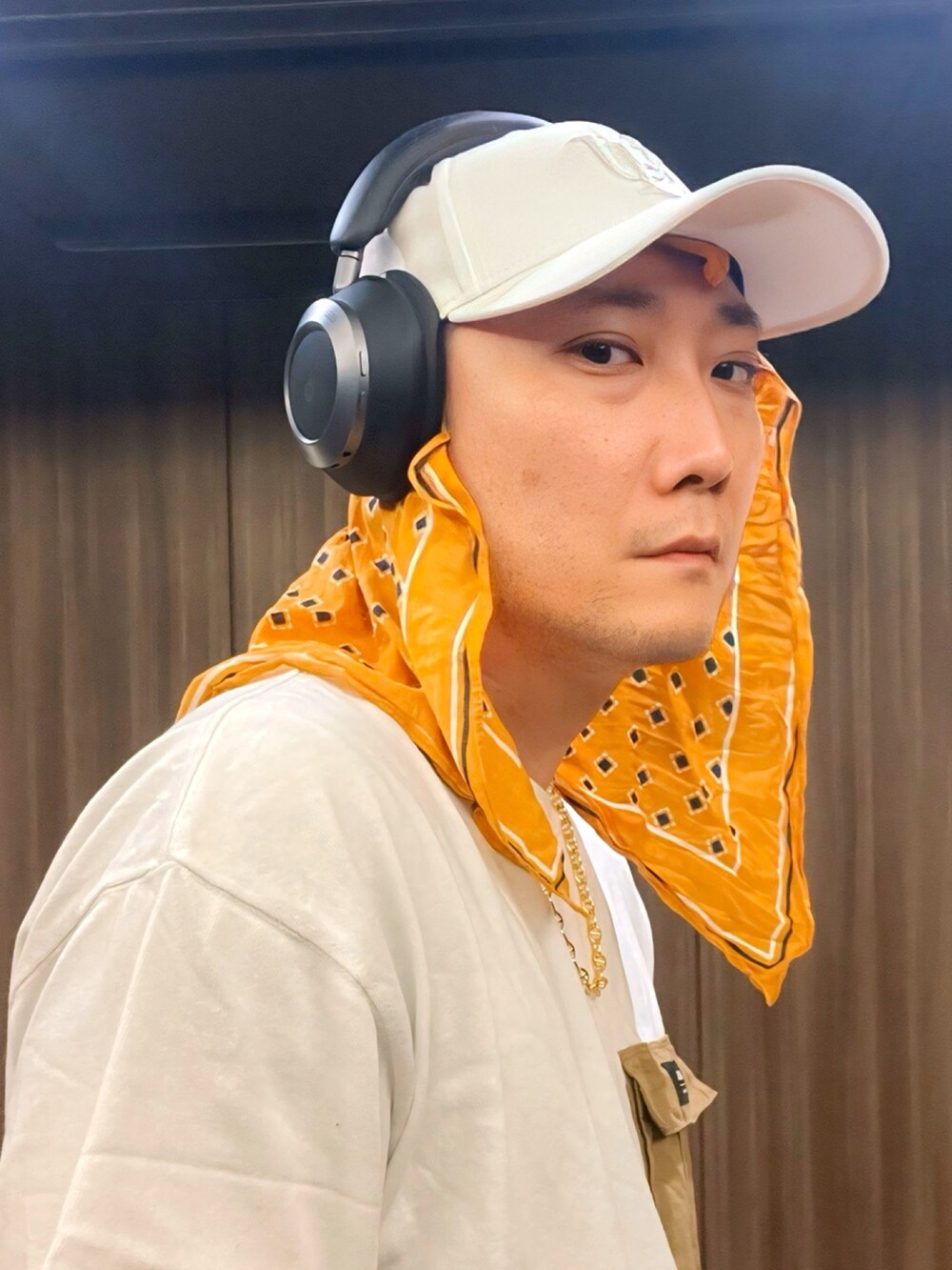 ブルー系のシューズアクセサリー、ホワイト系のTシャツ/カットソー、その他のその他パンツを着用したメンズの夏コーディネートの3枚目の写真