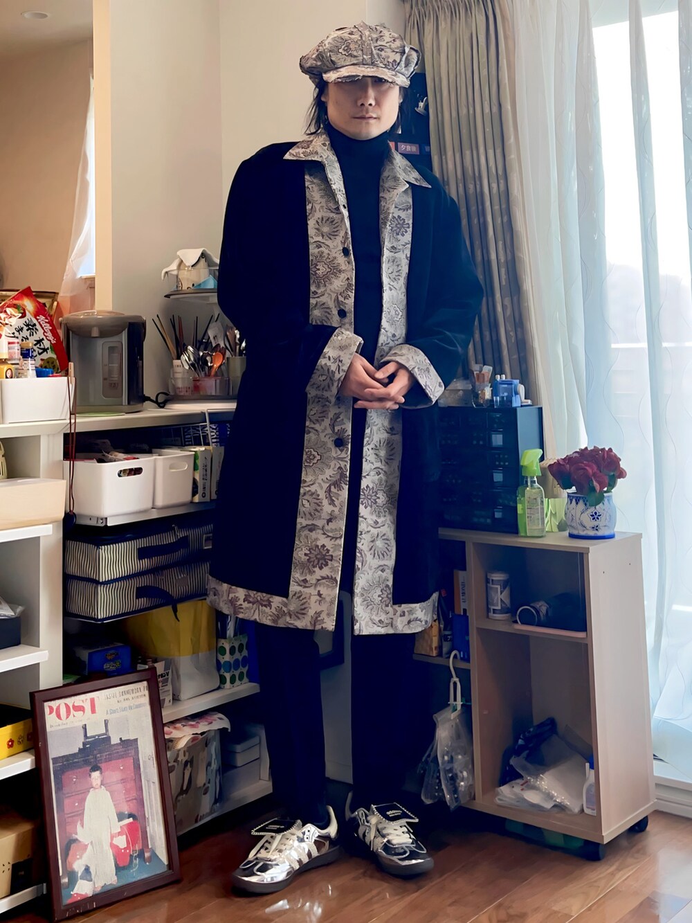 シルバー系のスニーカー、ブラック系のTシャツ/カットソー、ブラック系のステンカラーコートを着用したメンズの冬コーディネートの2枚目の写真