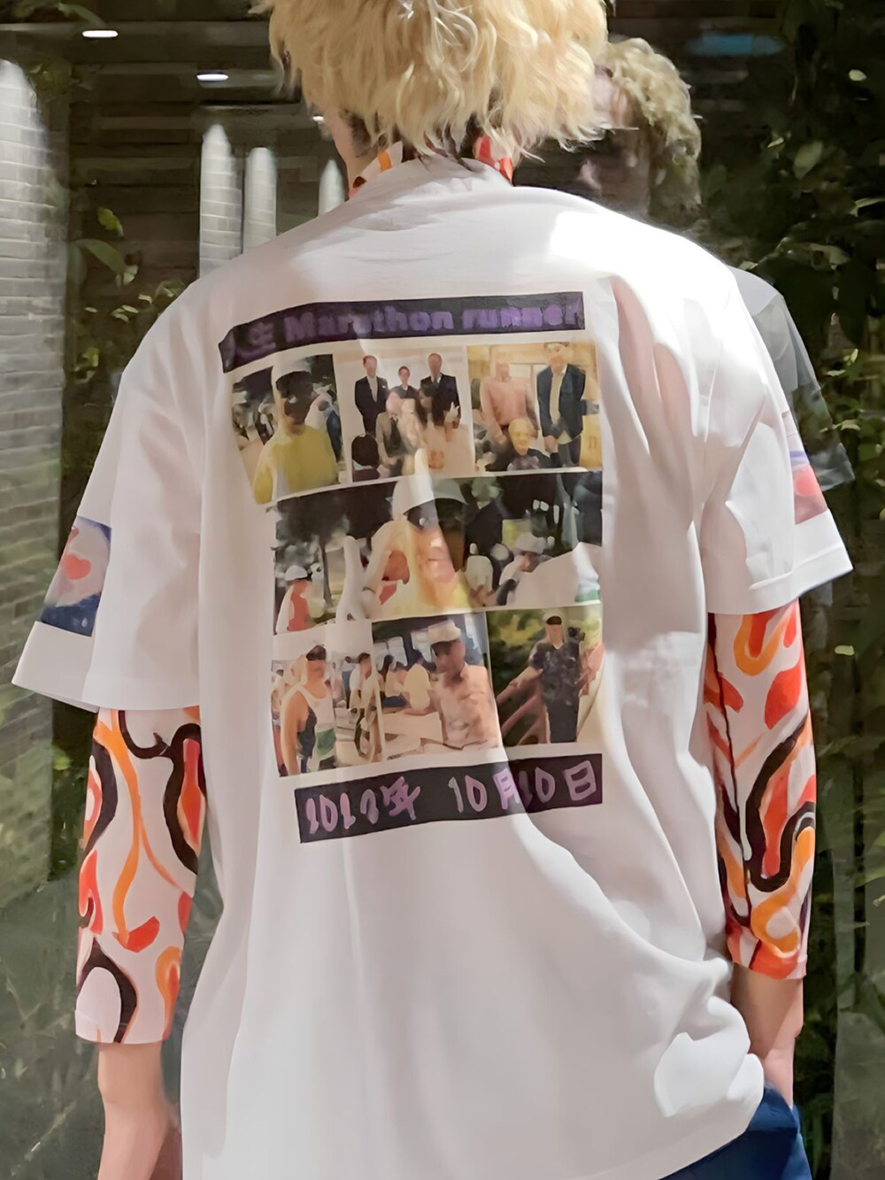 グレー系のテーラードジャケット、オレンジ系のトップス、ホワイト系のTシャツ/カットソーを着用したメンズの冬コーディネートの4枚目の写真