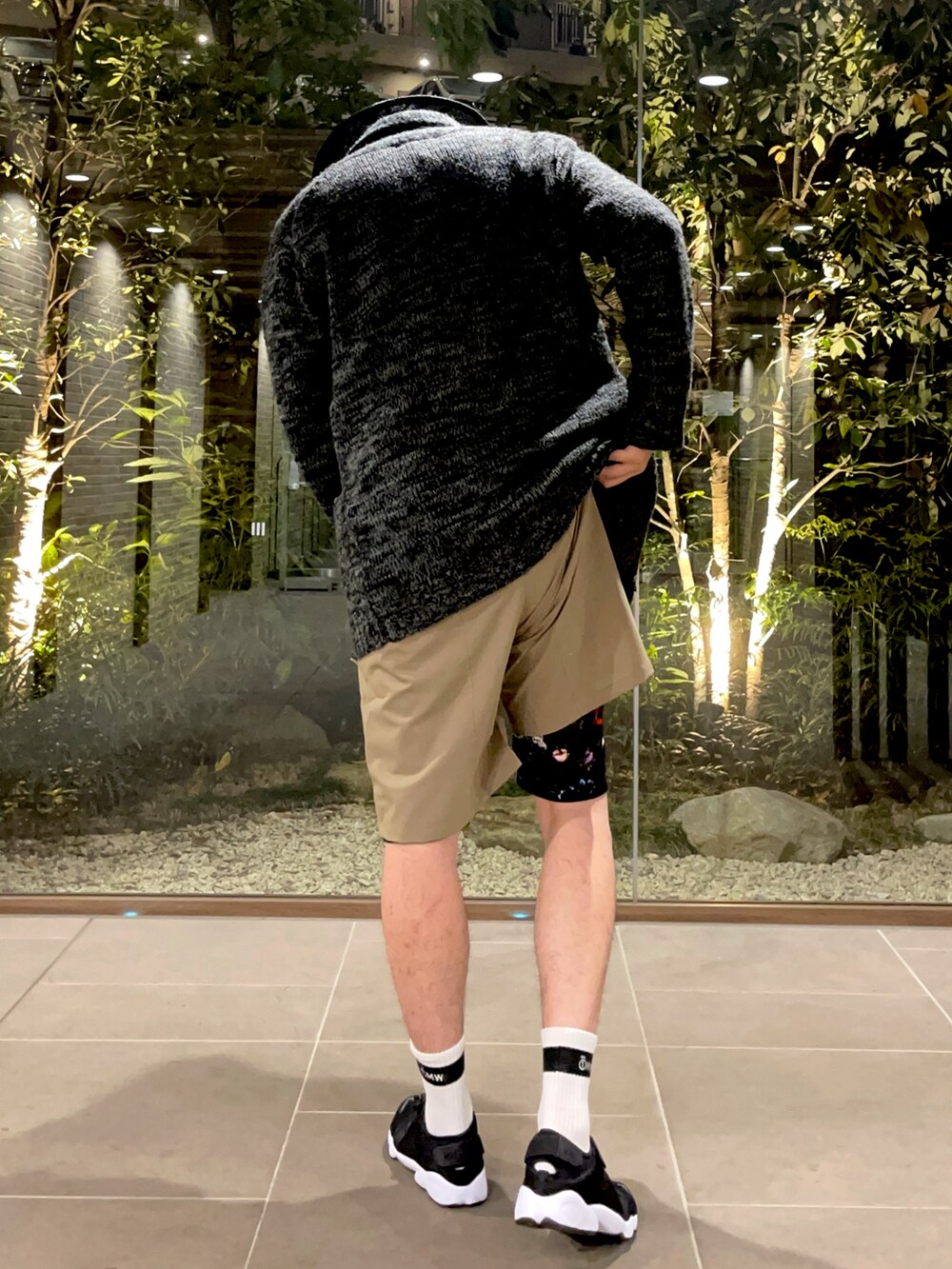 グレー系のスウェット、ブラック系のカーディガン/ボレロ、ベージュ系のその他パンツを着用したメンズの春コーディネートの3枚目の写真