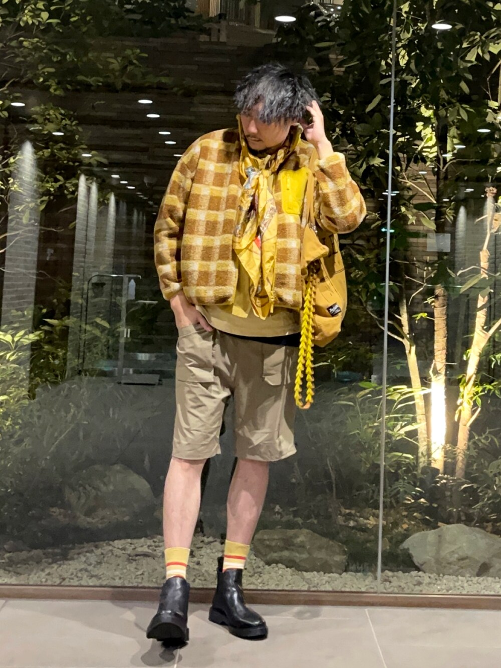 イエロー系のジャケット/アウター、イエロー系のカバーオール、ベージュ系のTシャツ/カットソーを着用したメンズの秋コーディネートの3枚目の写真