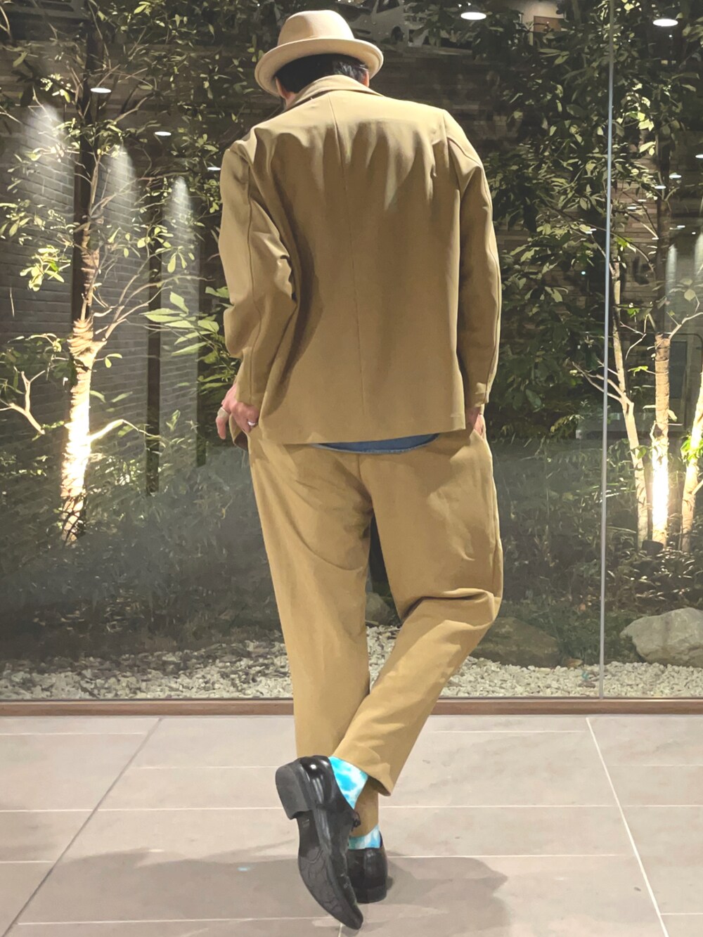 パープル系のネクタイ、ブルー系のシャツ/ブラウス、ベージュ系のスラックスを着用したメンズの冬コーディネートの3枚目の写真