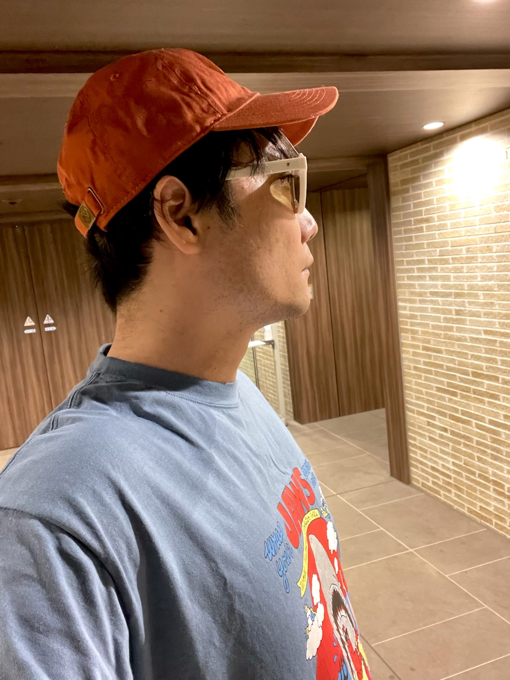 「夏コーデ、スニーカー、ストリートコーデ、UNIQLO、スラックス、バルーンパンツ、プチプラ、サングラス、キャップ、プリントT、ビタミンカラー」｜「epnokのepキャップ（キャップ、オレンジ系）」を使った、まっちゃんさん（メンズ・183cm）の夏コーディネートの3枚目の写真
