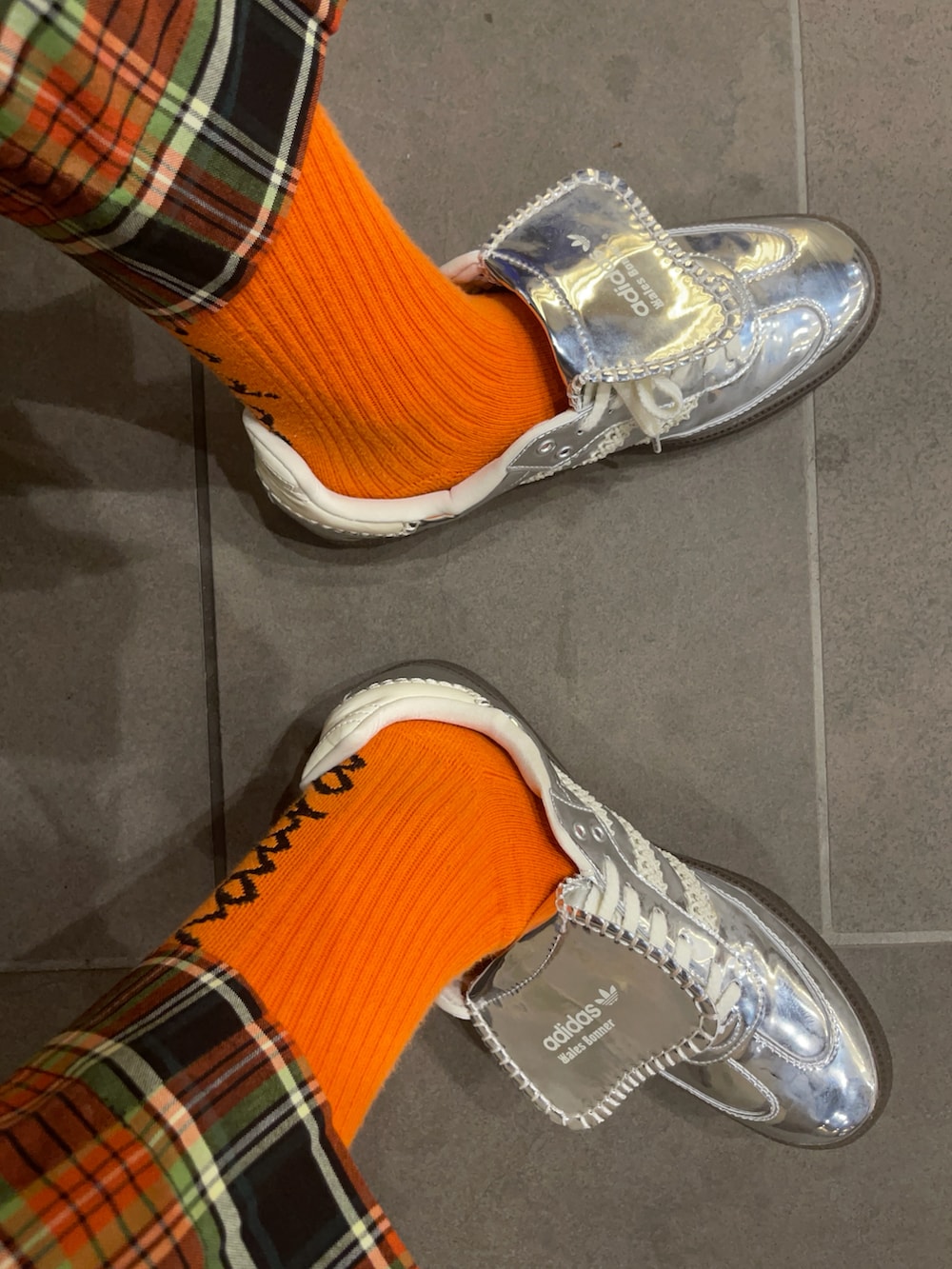 ブルー系のシャツ/ブラウス、ブラウン系のブルゾン、その他のパンツを着用したメンズの秋コーディネートの5枚目の写真