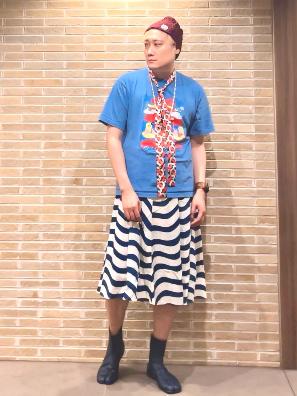 ブルー系のTシャツ/カットソー、ブルー系のスカート、ブラック系のドレスシューズを着用したメンズの夏コーディネートの2枚目の写真