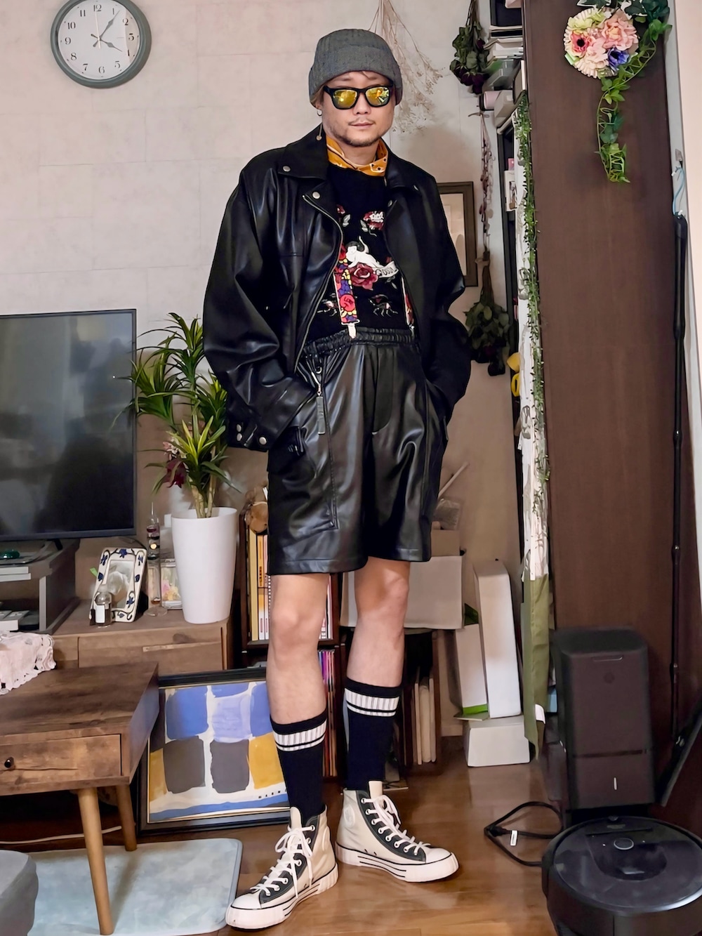 ブラック系のTシャツ/カットソー、ブラック系のその他パンツ、ホワイト系のスニーカーを着用したメンズの春コーディネートの2枚目の写真