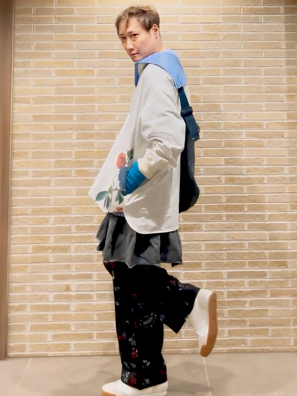 ブルー系のシャツ/ブラウス、ホワイト系のシャツ/ブラウス、ブルー系のショルダーバッグを着用したメンズの秋コーディネートの2枚目の写真