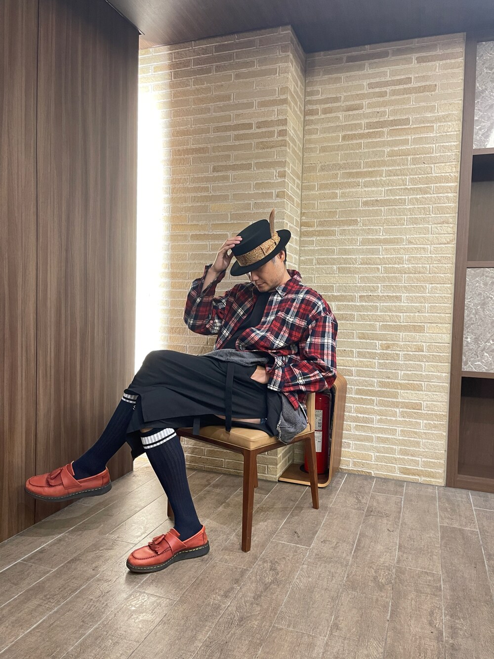 レッド系のローファー、ブラック系のTシャツ/カットソー、レッド系のシャツ/ブラウスを着用したメンズの秋コーディネートの4枚目の写真