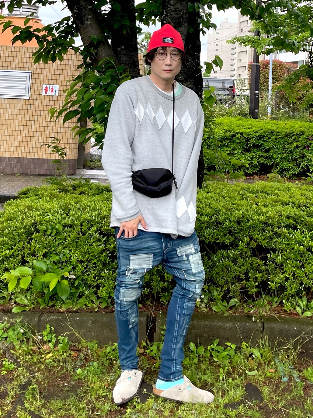 グリーン系のTシャツ/カットソー、グレー系のスウェット、ブラック系のショルダーバッグを着用したメンズの春コーディネートの2枚目の写真