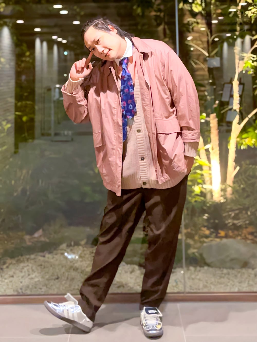 ピンク系のTシャツ/カットソー、ピンク系のカーディガン/ボレロ、ピンク系のジャケット/アウターを着用したメンズの冬コーディネートの2枚目の写真