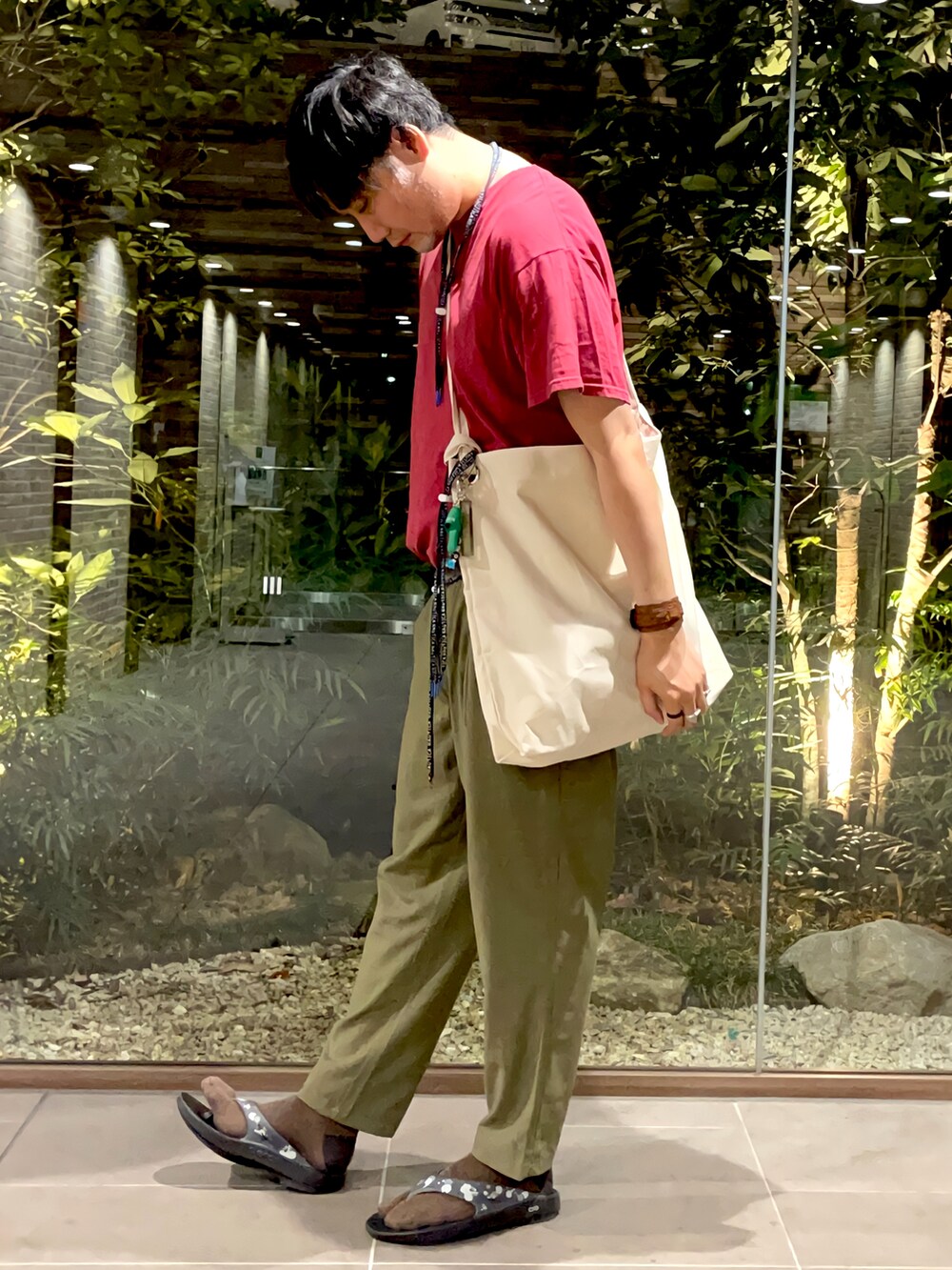 ベージュ系のショルダーバッグ、グリーン系のその他パンツ、ブラック系のサンダルを着用したメンズの夏コーディネートの3枚目の写真