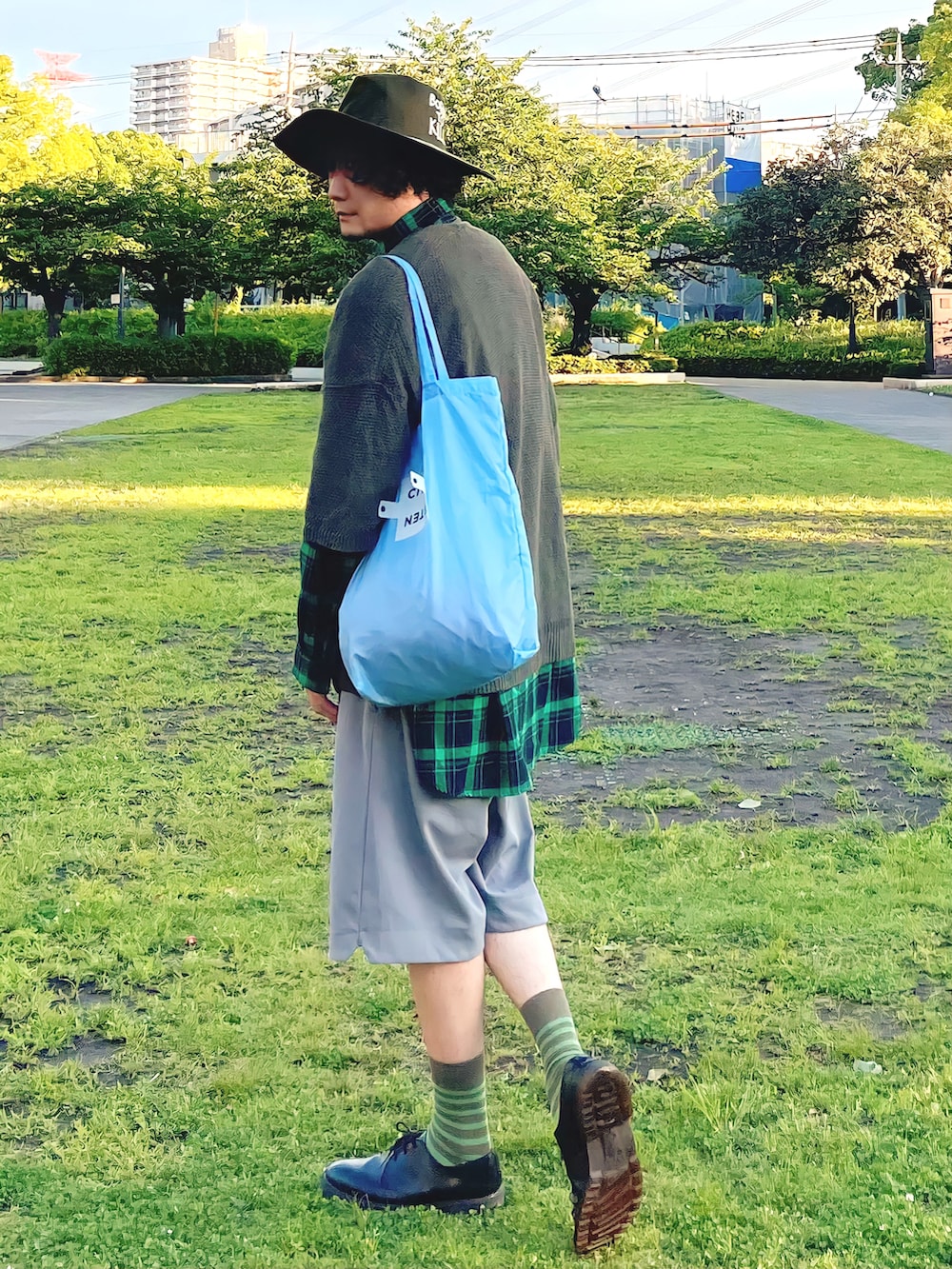 グリーン系のニット/セーター、グリーン系のシャツ/ブラウス、ブラック系のその他シューズを着用したメンズの夏コーディネートの2枚目の写真