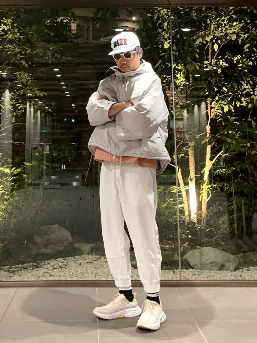 ホワイト系のダウンジャケット/コート、ホワイト系のその他パンツ、ベージュ系のスニーカーを着用したメンズの冬コーディネートの2枚目の写真