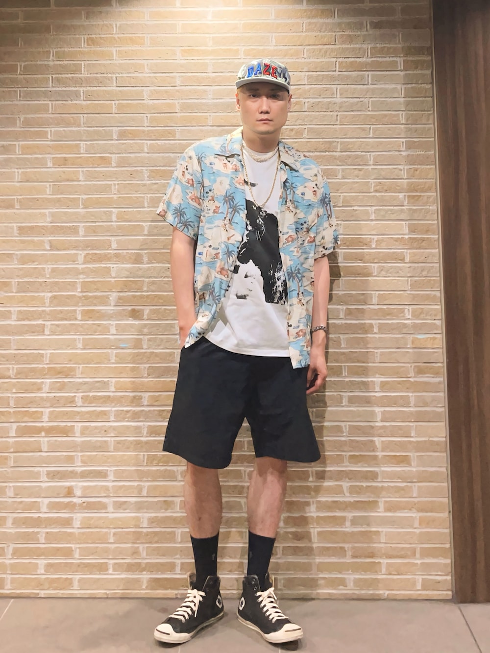 ホワイト系のTシャツ/カットソー、ブルー系のシャツ/ブラウス、ブラック系のその他パンツを着用したメンズの夏コーディネートの2枚目の写真