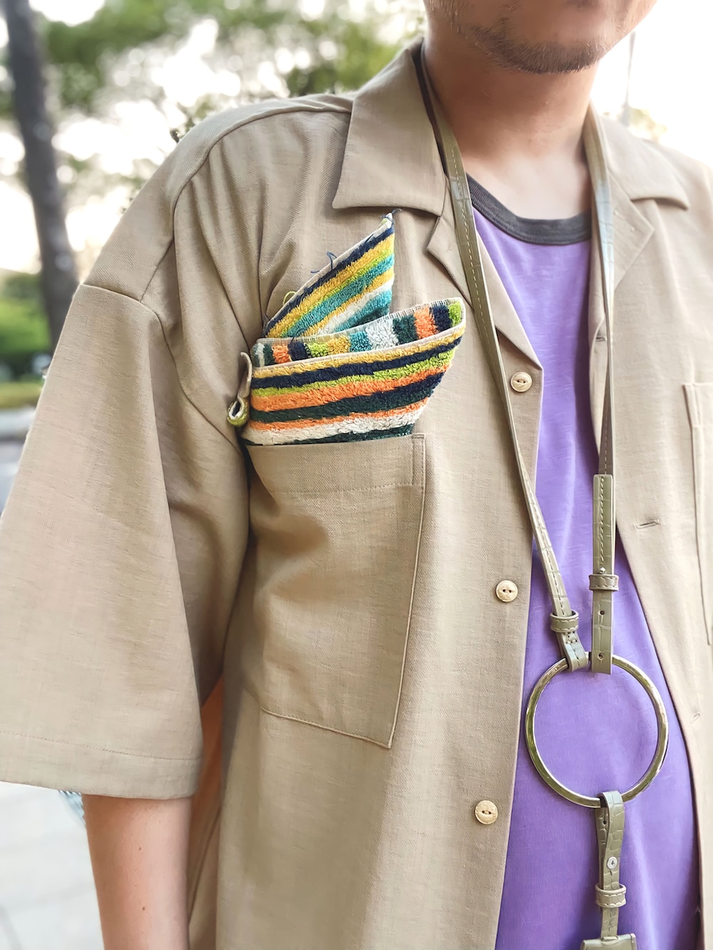 ベージュ系のシャツ/ブラウス、その他のショルダーバッグ、ベージュ系のサンダルを着用したメンズの夏コーディネートの2枚目の写真