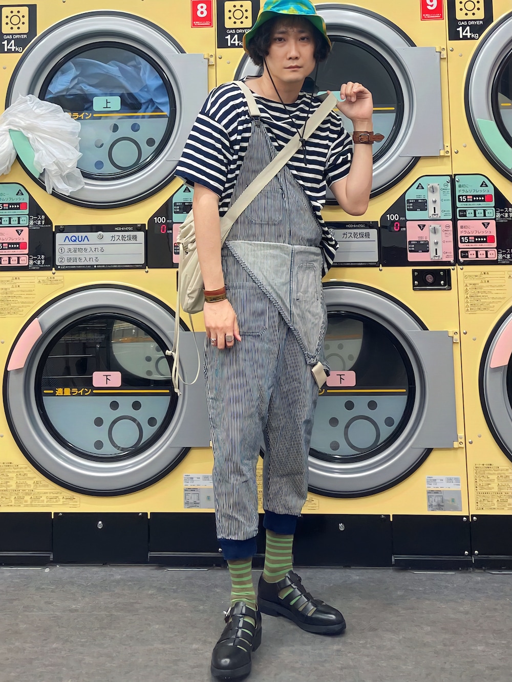 ブラック系のTシャツ/カットソー、ホワイト系のショルダーバッグ、グレー系のサロペット/オーバーオールを着用したメンズの夏コーディネートの2枚目の写真