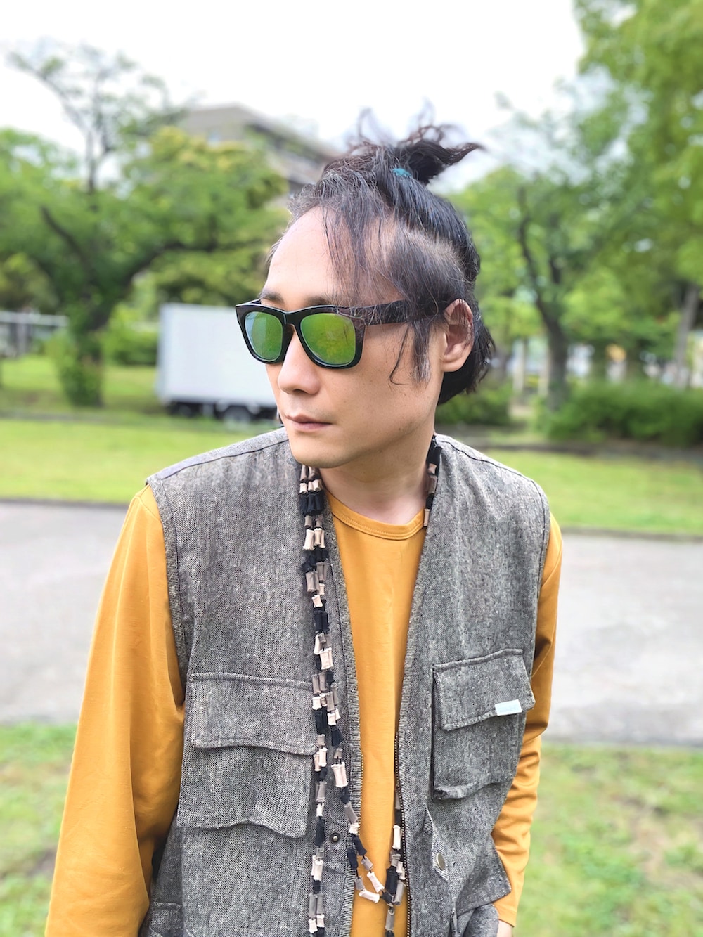 「このスタイルがお気に入り、サングラス、バギーパンツ、プチプラ、ショルダーバッグ、ベスト、カラフルフェス、イエロー、ミニバッグ、古着MIX」|「MUHETのフィッシングベスト(ベスト、ベージュ系)」を使った、まっちゃんさん(骨格ナチュラル・メンズ・183cm)の夏コーディネートの2枚目の写真