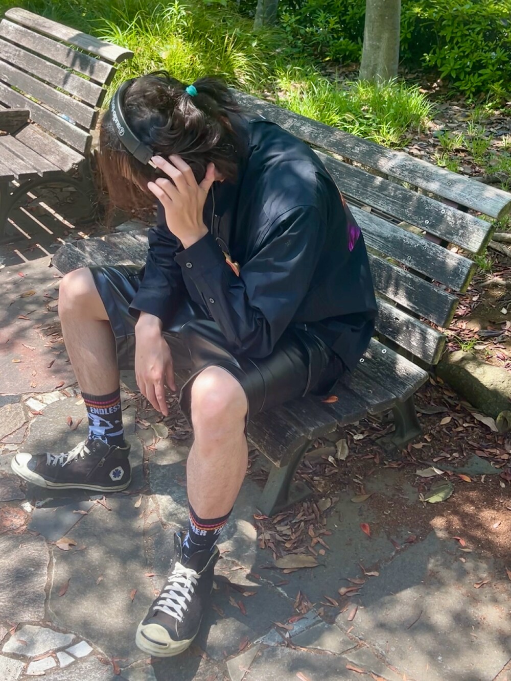 ブラック系のシャツ/ブラウス、ブラック系のその他パンツ、ブラック系のスニーカーを着用したメンズの春コーディネートの5枚目の写真