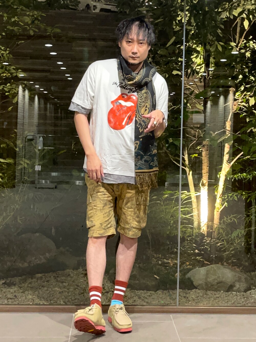 ホワイト系のTシャツ/カットソー、ブラウン系のパンツ、ベージュ系のその他シューズを着用したメンズの秋コーディネートの2枚目の写真