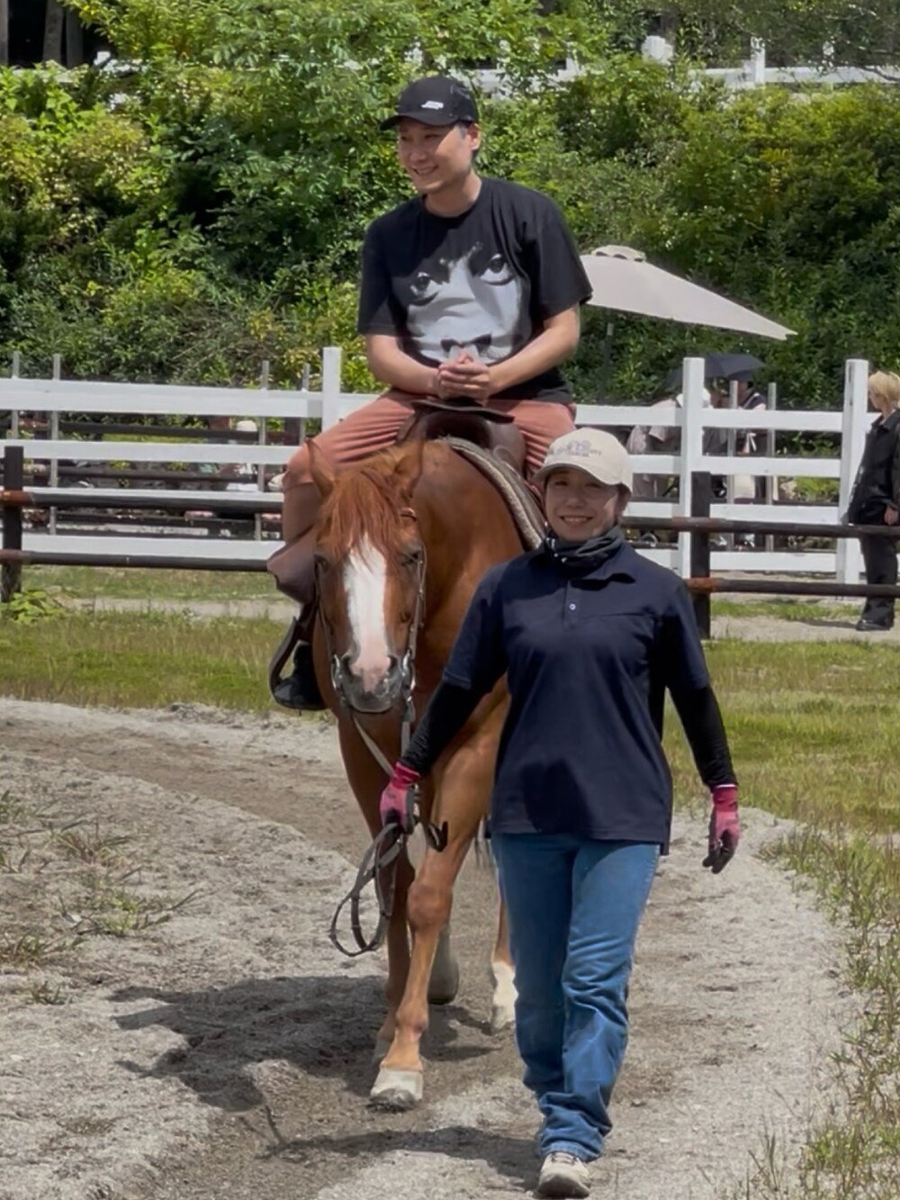 ブラック系のTシャツ/カットソー、ブラウン系のルームウェア/パジャマ、ブラック系のキャップを着用したメンズの夏コーディネートの2枚目の写真
