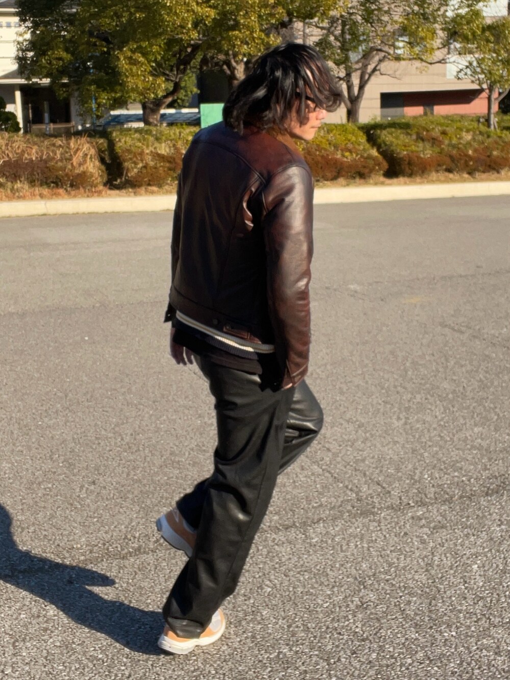 ブラック系のジャケット/アウター、ブラック系のポロシャツ、ホワイト系のベストを着用したメンズの冬コーディネートの3枚目の写真