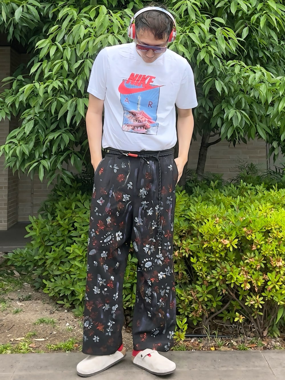 ベージュ系のサンダル、ホワイト系のTシャツ/カットソー、ブラック系のスラックスを着用したメンズの夏コーディネートの2枚目の写真