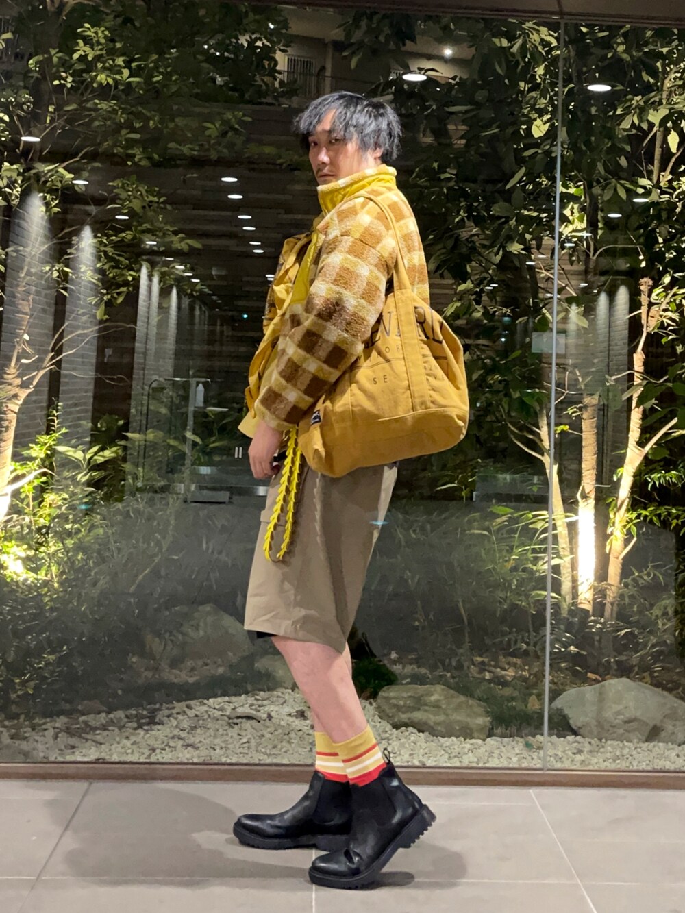 イエロー系のジャケット/アウター、イエロー系のカバーオール、ベージュ系のTシャツ/カットソーを着用したメンズの秋コーディネートの2枚目の写真