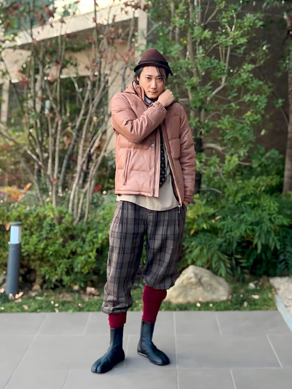 ベージュ系のシャツ/ブラウス、ブラウン系のダウンジャケット/コート、ブルー系のネクタイを着用したメンズの冬コーディネートの2枚目の写真