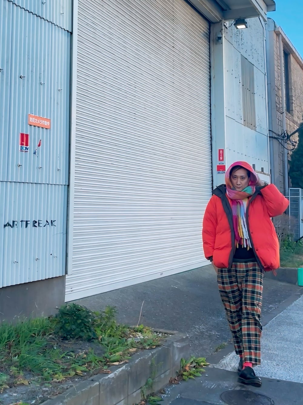 レッド系のダウンジャケット/コート、その他のニット/セーター、その他のパンツを着用したメンズの冬コーディネートの3枚目の写真